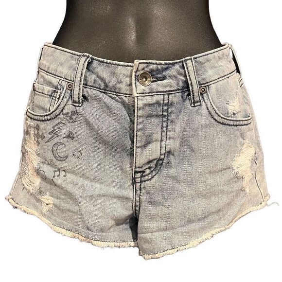Hot Topic Blackheart High Rise Drawing Sketch Shorts Junior’s 1 - Picture 1 of 6